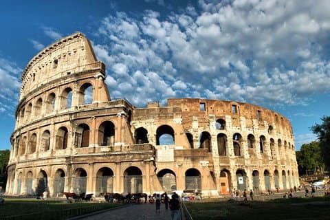 Áreas subterráneas Coliseo y Foro Romano Tour en grupo pequeño