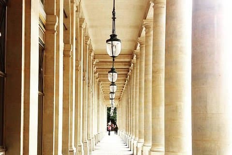 Pasaje privado cubierto y recorrido de 2 horas por los jardines del Palacio Real