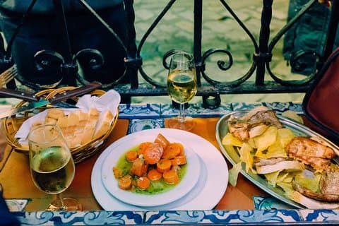 Triana Gourmet Tapas Tour in Sevilla