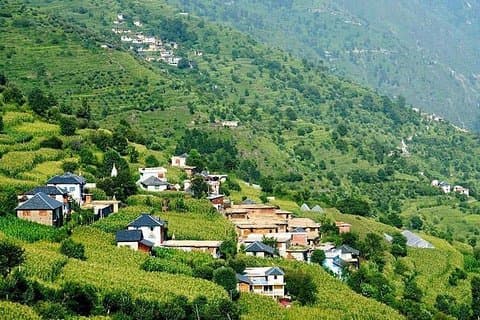 Caminhe pela aldeia de Rakkh de Dharamshala