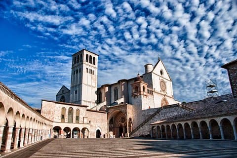 Assisi by med gourmetfrokost og vinudflugt fra havnen i Civitavecchia