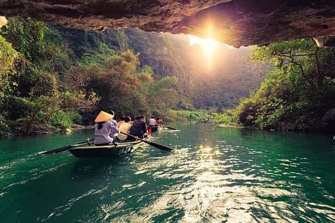 Bootsfahrt zur Trang-An-Höhle – Ganztagestour zum Hoa-Lu-Tempel