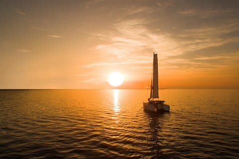 Santorini luxe catamaran-zonsondergangcruise met barbecue, drankje en vervoer