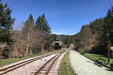 Tagesausflug nach Sargan Eight Railway und Mecavnik (Holzdorf)