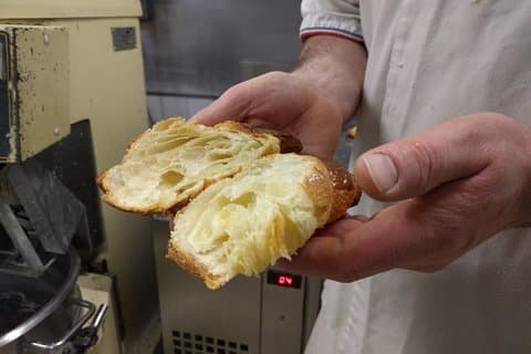 Clase de panadería francesa de París Baguettes y cruasanes en una panadería