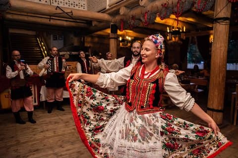 Noche de estilo cabaña con espectáculo popular y fiesta tradicional de Cracovia