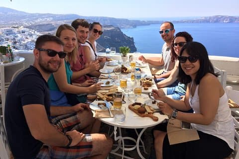 Visite gastronomique de Santorin : visite d'une demi-journée en petit groupe à Fira avec dégustations