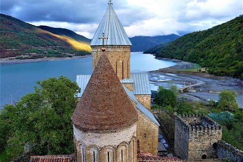 Heldagstur til Kazbegi