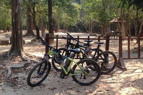 Passeio de bicicleta em Angkor Wat, antiga capital de Angkor Thom, Ta Promh