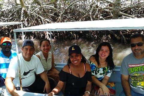 Roatan Mangrove Tunnel Cultuur Tour op een watertaxi Tuk-Tuk
