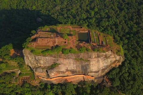 Fra Kandy: Sigiriya Rock, Dambulla Cave, Village Tour med frokost