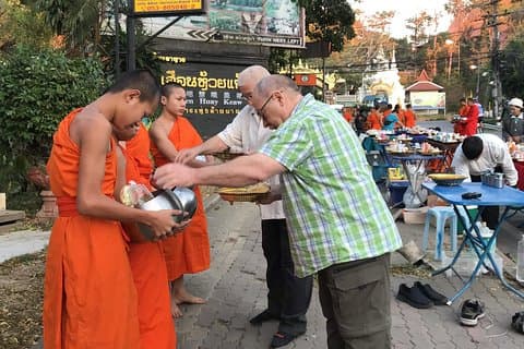 Excursion privée Cérémonie des offrandes et Temple de Wat Phra That Doi Suthep à Chiang Mai