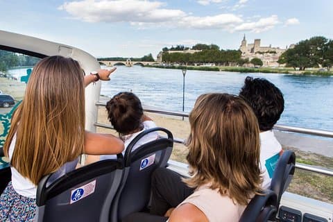 Besøk Avignon og Villeneuve lez Avignon ombord på en dobbeltdekker buss