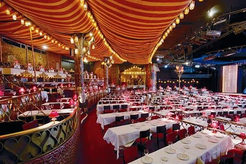 Moulin Rouge Dinner Show med Champagne och Drop Off