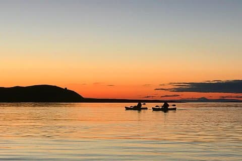 Mitternachtssonne Kayak Abenteuer von Mt. Kirkjufell