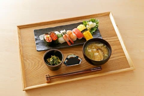 Classe di sushi in stile Omakase con tour del supermercato locale