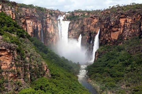 Vôo panorâmico do Parque Nacional de Kakadu e cruzeiro na água amarela