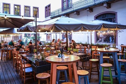 Experiencia de cerveza en Praga con un anfitrión local, personalizada y privada