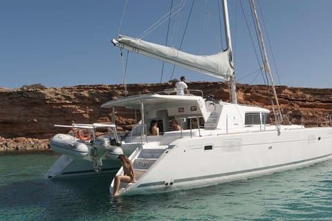 食事、飲み物、交通機関を含む高級Catamaran Semiプライベートクルーズ。