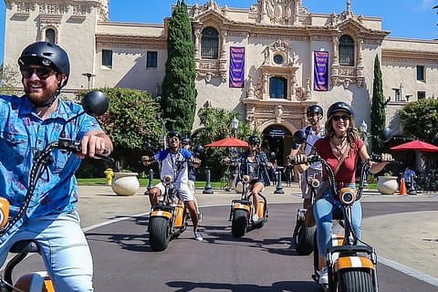 2 uur GPS-zelfgeleide scootertour: centrum en oude stad