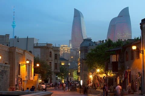 Die 11-tägige Tour nach Aserbaidschan und Georgien beginnt in Baku und endet in Tiflis