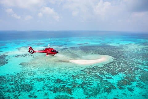 Tour panoramique en hélicoptère de 30 minutes au-dessus de la Grande Barrière de corail au départ de Cairns
