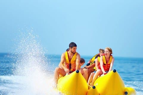 Casa de delfines y Banana Boat