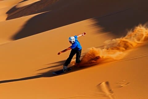 Spännande Dubai Dune Buggy Safari & Sand Boarding & BBQ Middag & Belly Dance Show
