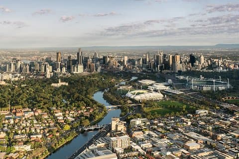 Melbourne sunrise balloon flight & champagne breakfast