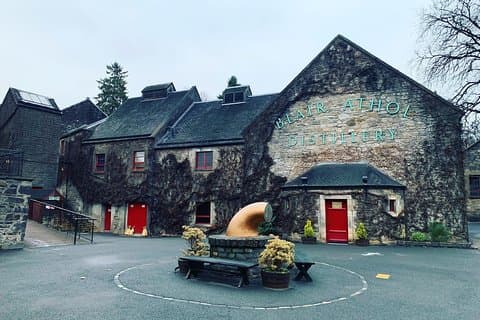 Visite des amateurs de whisky des Highlands dans les distilleries les plus anciennes et les plus hautes d'Édimbourg
