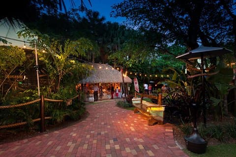 Allt du kan äta BBQ middag och show på Tropical Isle med sightseeingkryssning