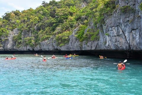 コ・パンガン島からのスピードボートでのアンソン海洋公園へのシュノーケルとカヤック旅行