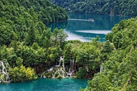 Tagestour zu den Plitvicer Seen mit reserviertem Ticket für eine Panorama-Bootsfahrt