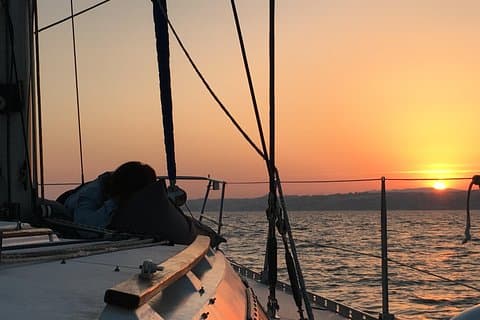 Lissabon solnedgangssejltur med hvid- eller rosévin og snacks