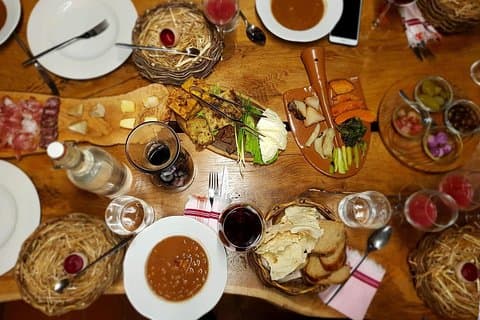 Gastronomia e vinhos pela Albânia