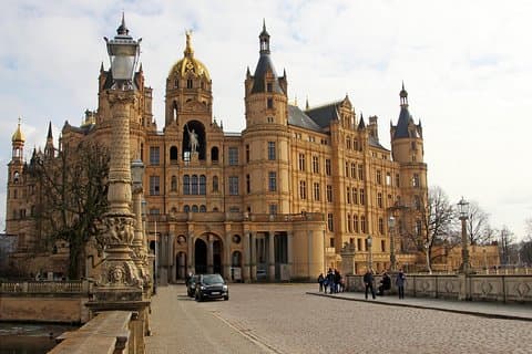 Schwerin Essentials: Castle, Cathedral & Old Town Highlights