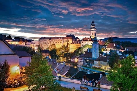 Privé transfer in een Sanitized Car Praag naar Wenen met 2 uur stop Cesky Krumlov