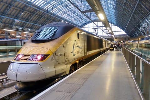 Chegada à Estação Ferroviária de St Pancras para o serviço de transporte privado de Londres