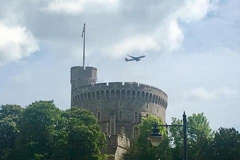ガトウィック空港がウィンザー城経由でロンドンに到着