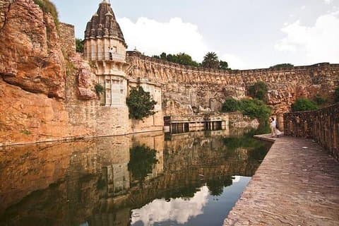 Privat transfer: Jaipur til Udaipur Enroute tur til Chittorgarh Fort med lunsj