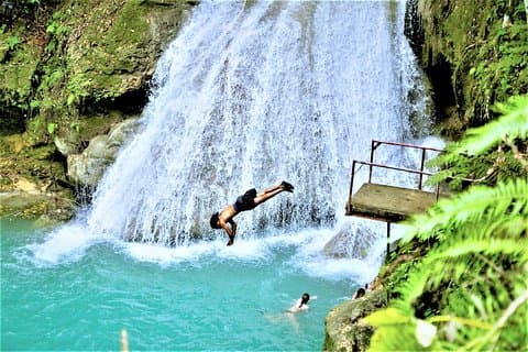 Excursión a la costa de Montego Bay : Blue Hole & Secret Falls Tour más Shopping