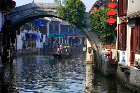 Shanghai Layover Tour til Zhujiajiao Water Town med Maglev Train Ride-option