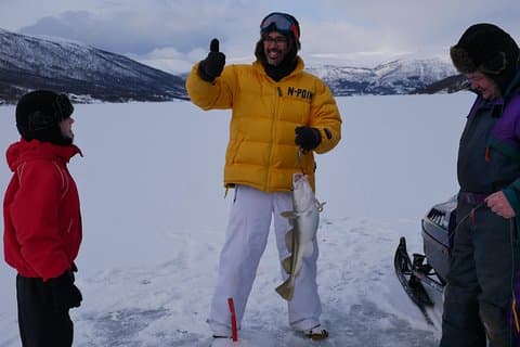 Pêche sur glace sur le fjord