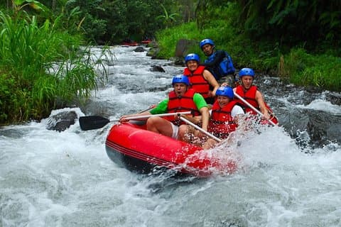 Rafting no rio Telagawaja em Bali com transporte