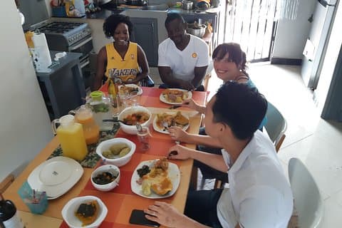 地元の人と料理教室（カンパラ、ジンジャ、エンテベ -  4時間）