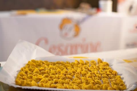 Cesarina: aula de tortellini para pequenos grupos na casa de um morador local em Bolonha