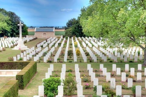 Spiagge del D-Day della Normandia con Juno Beach, bunker e cimitero canadese da Parigi