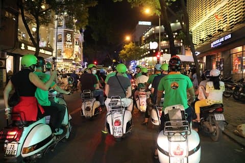 Saigon Vespa By Night Street Food Tour 4,5 heures