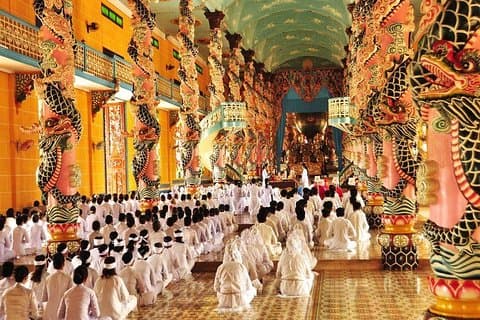 ホーチミン市からのカオダイ寺院とクチトンネルの日帰りツアー