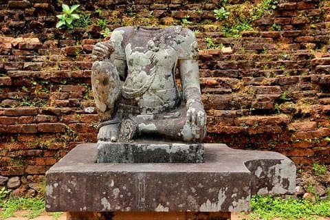 少人数のグループでミーソン聖域を訪問